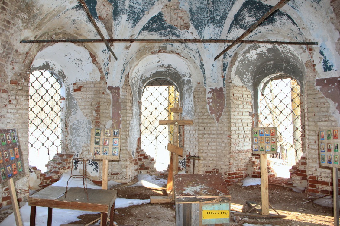 Церковь Николая Чудотворца, Лобань (Богородский район, Кировская область). интерьер и убранство, Алтарь