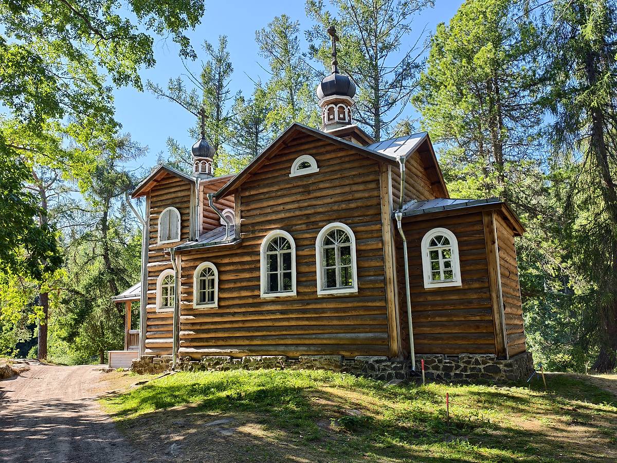 Общий вид южного фасада храма в честь Коневской иконы Божьей Матери, общий вид в ландшафте. Спасо-Преображенский Валаамский монастырь. Коневский скит. Церковь Коневской иконы Божией Матери, Валаамские острова (Сортавальский район, Республика Карелия)