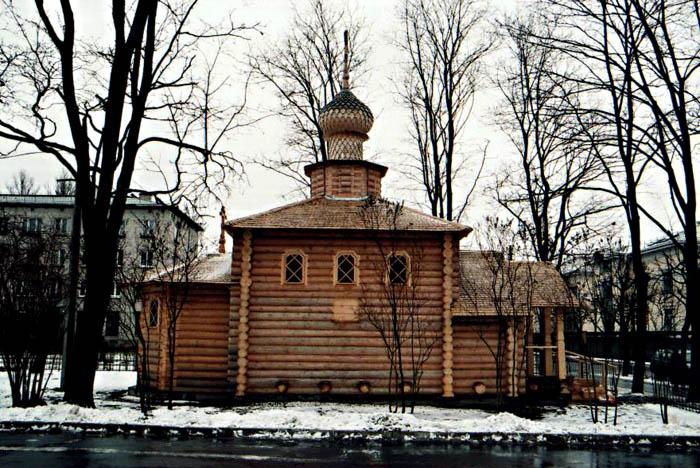 Павловск. Церковь Троицы Живоначальной. общий вид в ландшафте