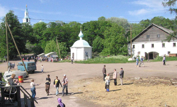 Валаамские острова. Спасо-Преображенский Валаамский монастырь. Часовня Благовещения Пресвятой Богородицы на Монастырской пристани. общий вид в ландшафте