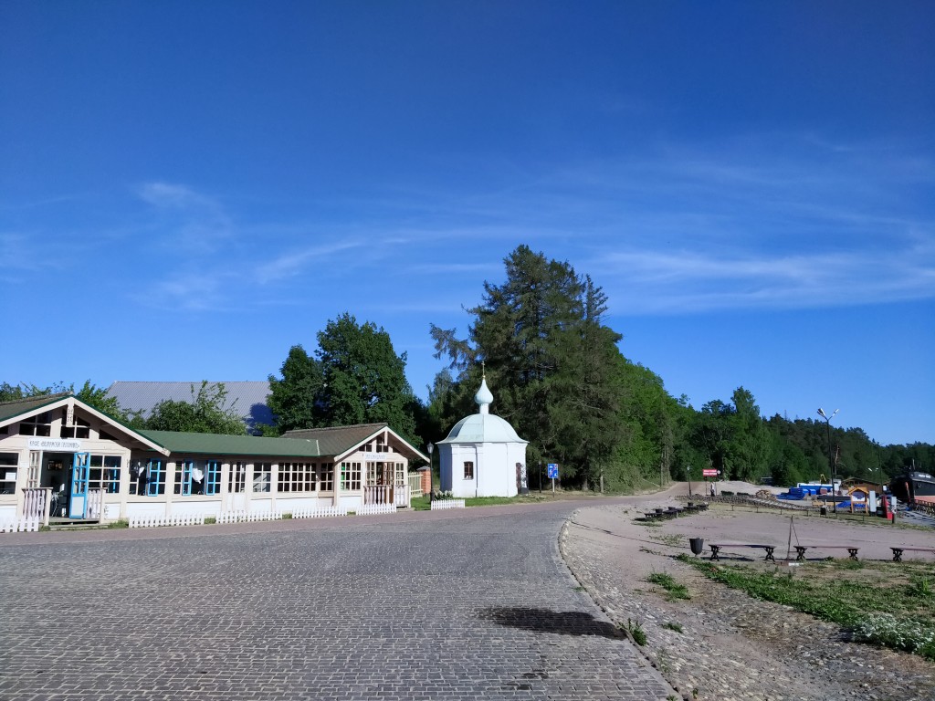 Валаамские острова. Спасо-Преображенский Валаамский монастырь. Часовня Благовещения Пресвятой Богородицы на Монастырской пристани. общий вид в ландшафте