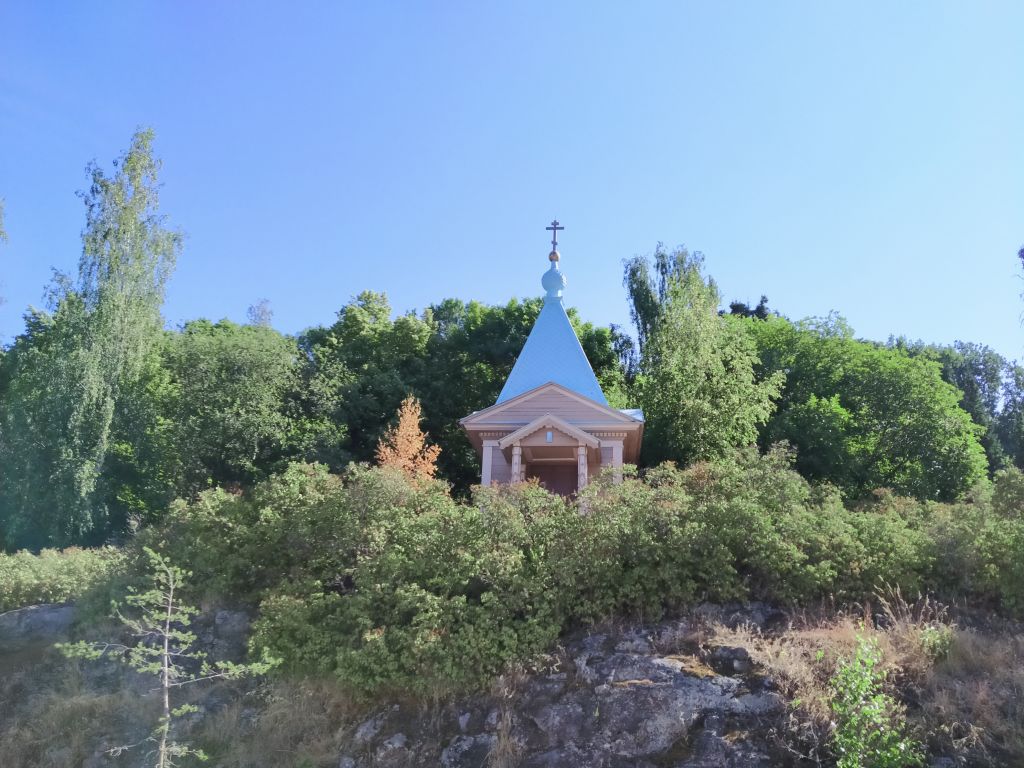 Спасо-Преображенский Валаамский монастырь. Часовня Покрова Пресвятой Богородицы у Нижнего сада (новая), Валаамские острова (Сортавальский район, Республика Карелия). общий вид в ландшафте