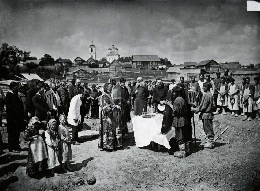 Павлово. Церковь Воскресения Христова. архивная фотография, «Альбом ‘Волга от истока до Каспия’» Закладка ремесленного училища в селе Павлове.1895г. На дальнем плане церковь Воскресения