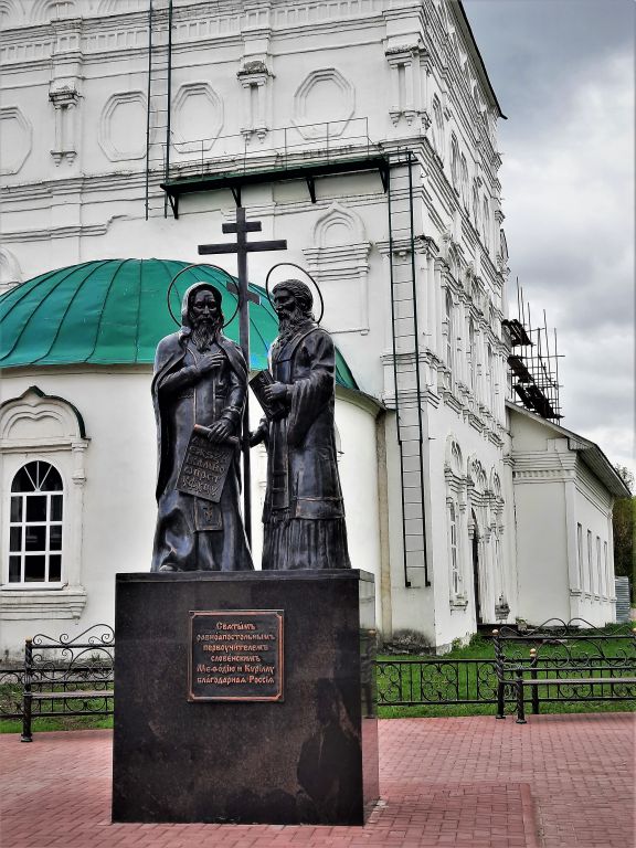 Церковь Воскресения Христова, Павлово (Павловский район, Нижегородская область). дополнительная информация, Памятник Кириллу и Мефодию у стен Воскресенской церкви