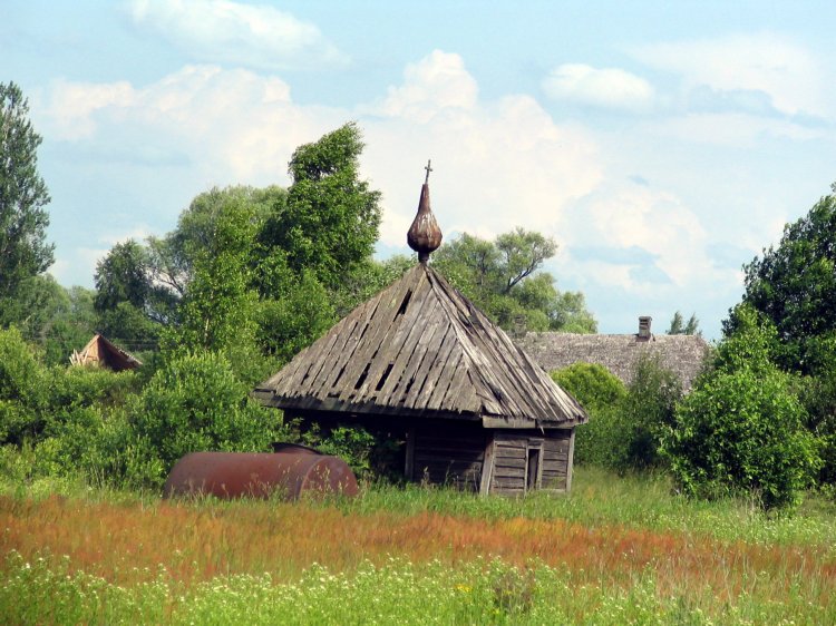 Акулово. Часовня Михаила Архангела. общий вид в ландшафте, Заброшенная часовня деревни Акулово Клепикского района Рязанской области.