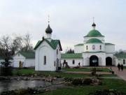 Спасский мужской монастырь. Часовня Георгия Победоносца, вид с востока, на заднем плане церковь Кирилла Белозерского<br>, Муром, Муромский район и г. Муром, Владимирская область