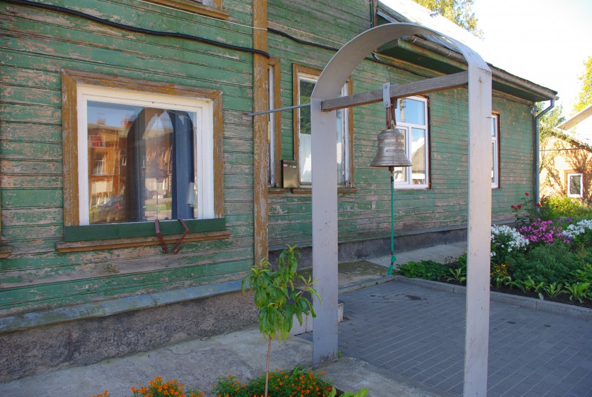 Екабпилсский Свято-Духов мужской монастырь, Екабпилс (Екабпилсский край, Латвия). дополнительная информация, Колокол возле причтового дома.
