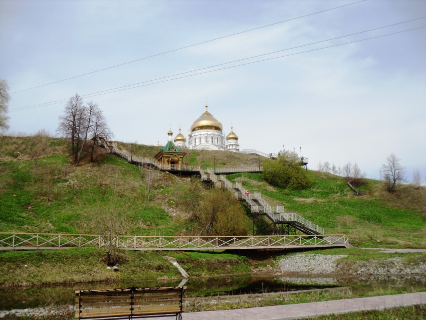 Николаевский Белогорский монастырь, Белая Гора (Кунгурский район и г. Кунгур, Пермский край). общий вид в ландшафте, вид на храм от пруда