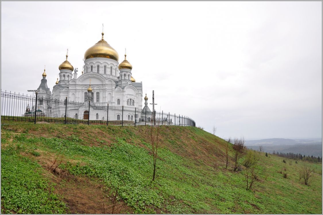 Белая Гора. Николаевский Белогорский монастырь. общий вид в ландшафте