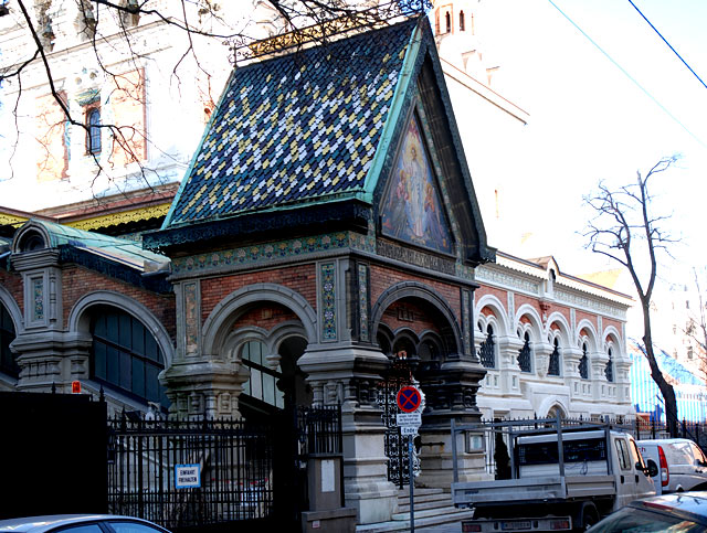 Кафедральный собор Николая Чудотворца, Вена (Австрия, Прочие страны). архитектурные детали, Крыльцо крупным планом