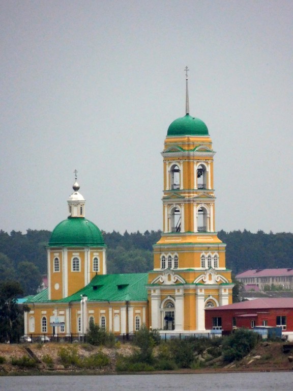 Николо-Берёзовка. Церковь Николая Чудотворца. фасады, Вид на церковь с реки Камы