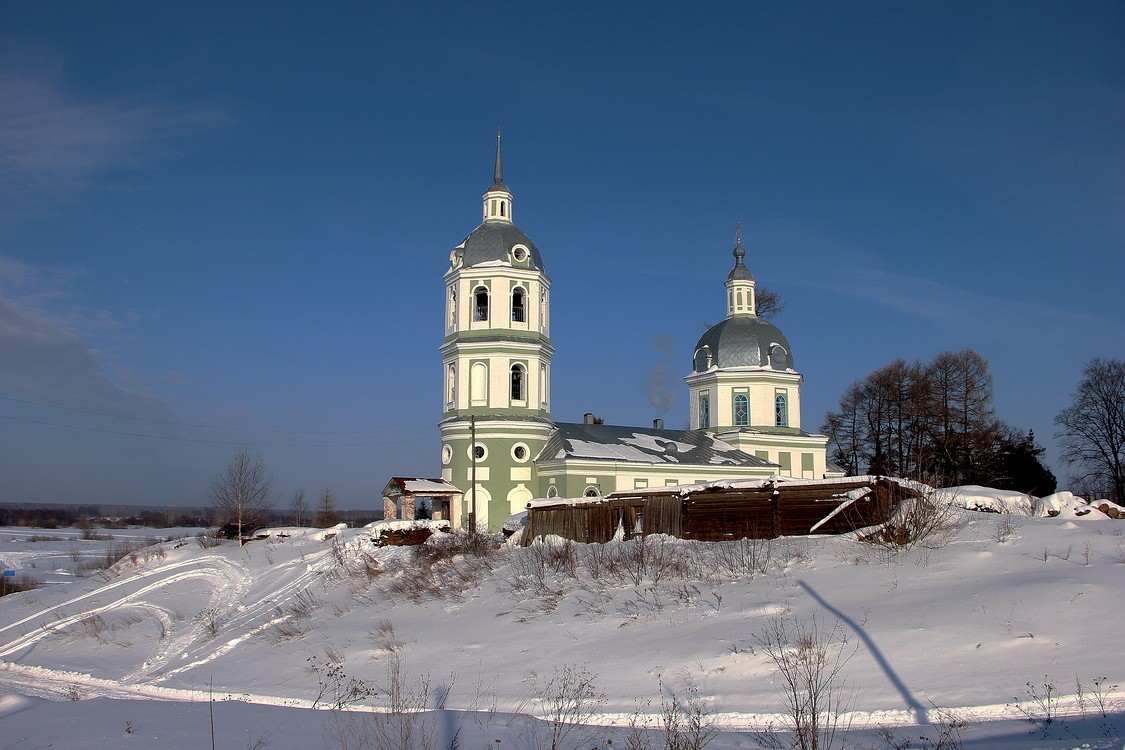 Истобенск. Церковь Троицы Живоначальной. общий вид в ландшафте