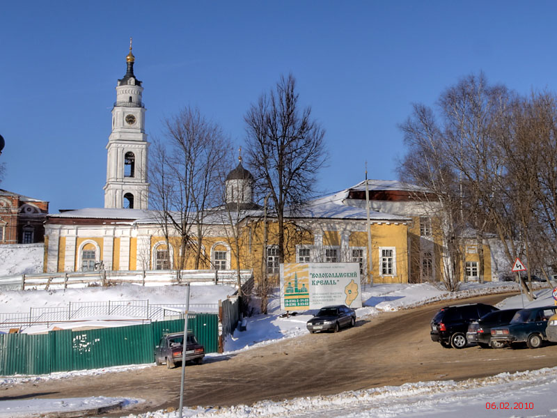 Волоколамск. Церковь Рождества Христова. общий вид в ландшафте