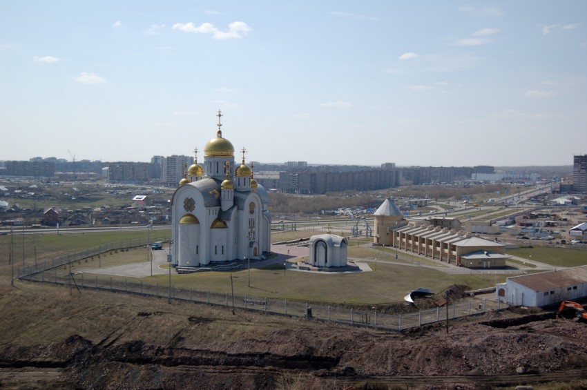 Кафедральный собор Вознесения Господня, Магнитогорск (Магнитогорск, город, Челябинская область). общий вид в ландшафте, Съемка с опоры ЛЭП (скалодром)