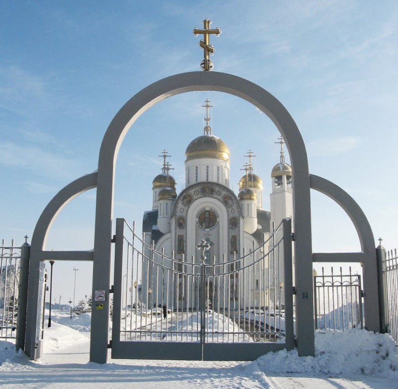 Кафедральный собор Вознесения Господня, Магнитогорск (Магнитогорск, город, Челябинская область). дополнительная информация, Главные врата ограды церковного комплекса