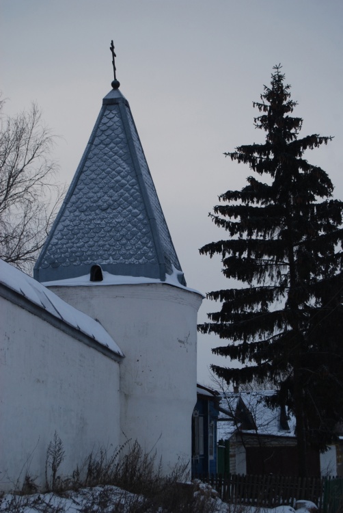 Рыльский Николаевский мужской монастырь, Пригородная слободка (Рыльский район, Курская область). архитектурные детали, Одна из угловых башен и часть стены (вид со стороны входа в монастырь)