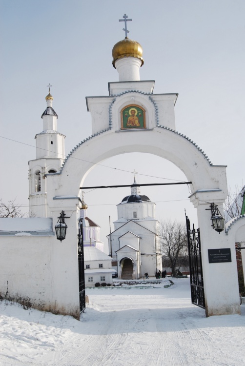 Рыльский Николаевский мужской монастырь, Пригородная слободка (Рыльский район, Курская область). архитектурные детали, Входные ворота. Напротив них - Никольская Церковь. Рядом с ней виден барабан и купол Воздвиженской Церкви