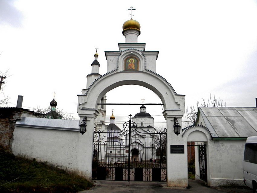 Пригородная слободка. Рыльский Николаевский мужской монастырь. архитектурные детали