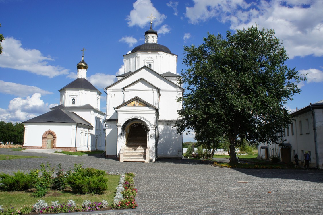 Пригородная слободка. Рыльский Николаевский мужской монастырь. фасады, Церковь Воздвижения креста Господня (слева) и Собор Николая Чудотворца (справа).