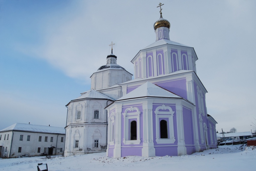 Рыльский Николаевский мужской монастырь. Церковь Воздвижения Креста Господня, Пригородная слободка (Рыльский район, Курская область). общий вид в ландшафте, Крестовоздвиженская Церковь и Церковь Николая Чудотворца (белая)