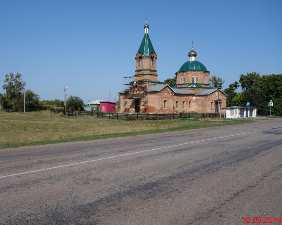 Церковь Николая Чудотворца, Шишовка (Бобровский район, Воронежская область). фасады, начиная с 2013 года и по  настоящее время настоятелем Никольского храма стал протоиерей Леонид Гришанов и под его руководством проводится реконструкция и ремонт храма на средства прихожан и жителей села, а также помощь Иванникова Олега Алексеевича, директора ООО 