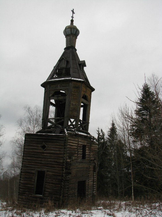Церковь Параскевы Пятницы, Федосьино (Тосненский район, Ленинградская область). общий вид в ландшафте, Причем сильно наклонилась, торопитесь ей стоять осталось немного.