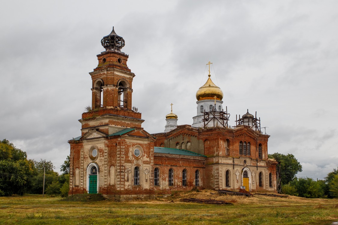 Пыховка. Церковь Троицы Живоначальной. общий вид в ландшафте