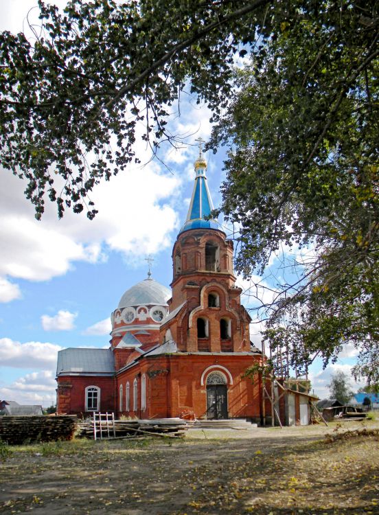 Церковь Покрова Пресвятой Богородицы, Красное (Новохопёрский район, Воронежская область). общий вид в ландшафте