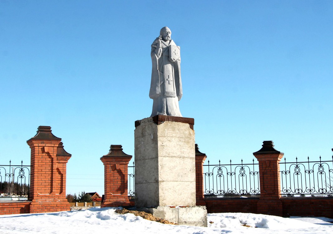 Нелжа. Церковь Николая Чудотворца. дополнительная информация, памятник Николаю Чудотворцу возле храма