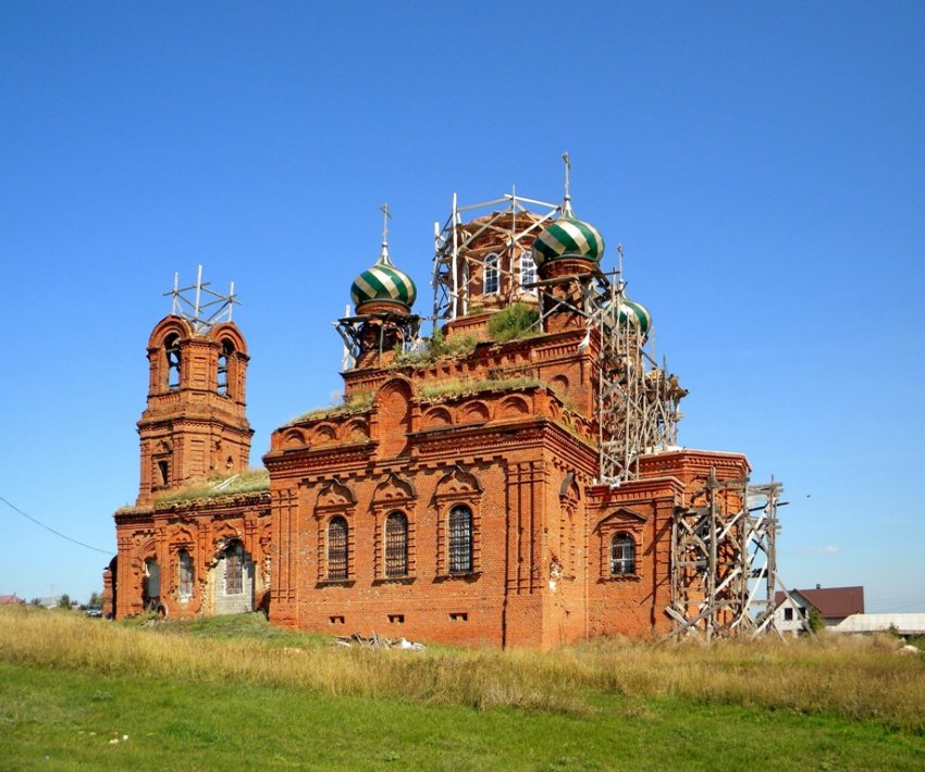 Церковь Параскевы Пятницы, Хвощеватка (Рамонский район, Воронежская область). фасады, Местом паломничества воронежцев стала церковь храма Параскевы Пятницы, который стоит на холме. Храм был построен в 1901 году. В годы войны был разрушен, но потом восстановлен. 