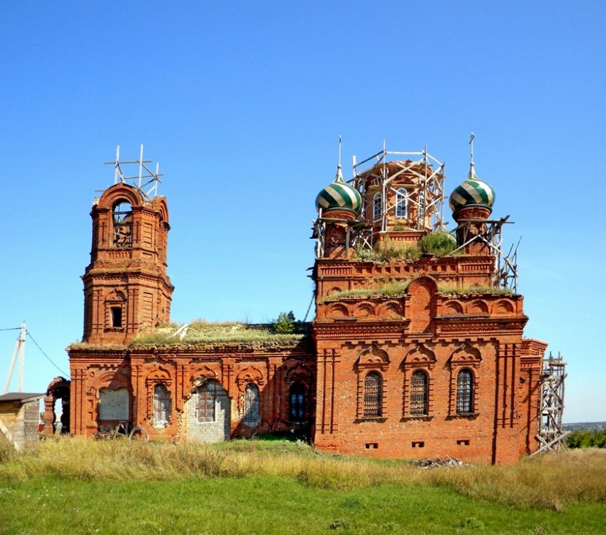 Церковь Параскевы Пятницы, Хвощеватка (Рамонский район, Воронежская область). фасады, Местом паломничества воронежцев стала церковь храма Параскевы Пятницы, который стоит на холме. Храм был построен в 1901 году. В годы войны был разрушен, но потом восстановлен. 