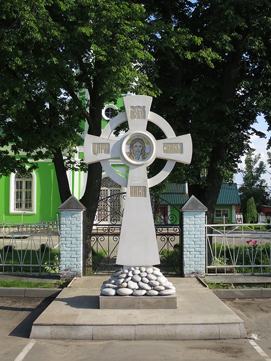 Церковь Троицы Живоначальной, Болтино (Мытищинский городской округ и гг. Долгопрудный, Лобня, Московская область). дополнительная информация, Поклонный крест у церкви Троицы Живоначальной в Болтино.
