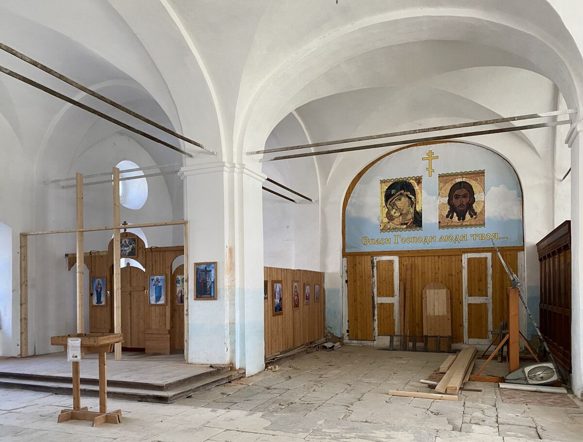 Церковь Богоявления Господня, Пежма (Вельский район, Архангельская область). интерьер и убранство, Северный придел в трапезной и проход в основной объём