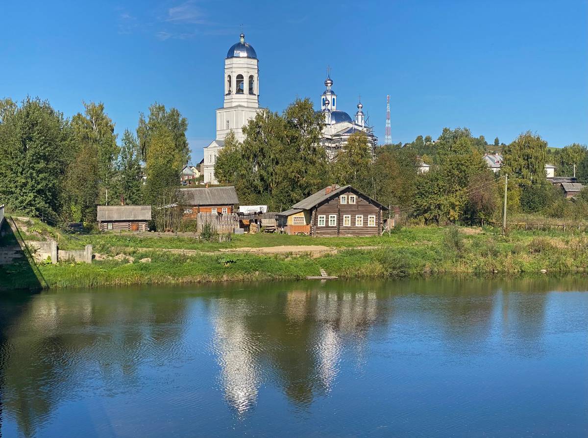 Вид с востока через реку, общий вид в ландшафте. Церковь Богоявления Господня, Пежма (Вельский район, Архангельская область)