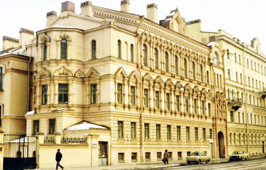 Домовая церковь Николая Чудотворца при бывшем Благовещенском синодальном подворье, Василеостровский район (Санкт-Петербург, г. Санкт-Петербург). общий вид в ландшафте