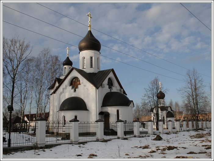 Шишкин Лес. Церковь Новомучеников Подольских. фасады, справа - часовня Михаила Архангела