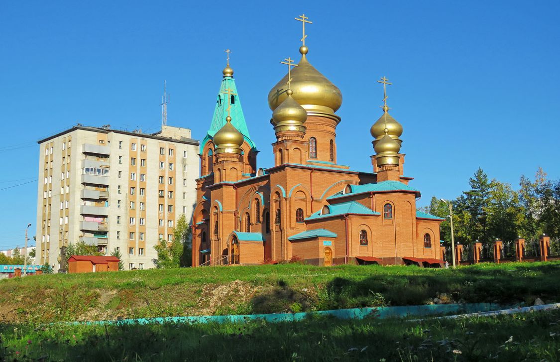 Кафедральный собор Троицы Живоначальной, Тында (Тындинский район и г. Тында, Амурская область). общий вид в ландшафте