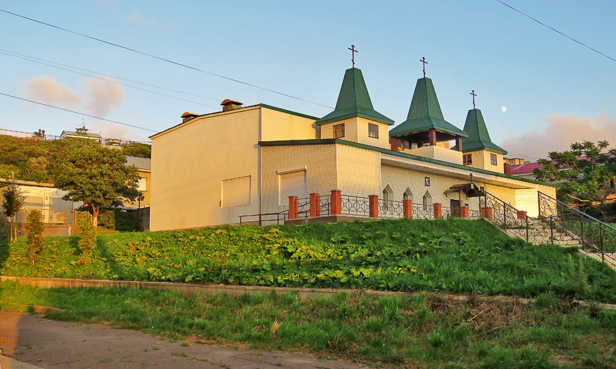 Холмск. Церковь Николая Чудотворца. общий вид в ландшафте
