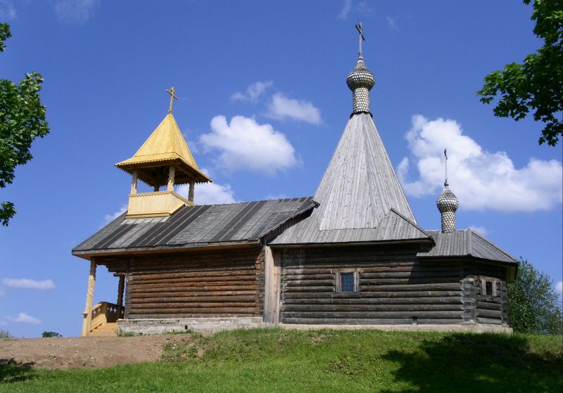 Бологово (Сережино). Церковь Илии Пророка. общий вид в ландшафте