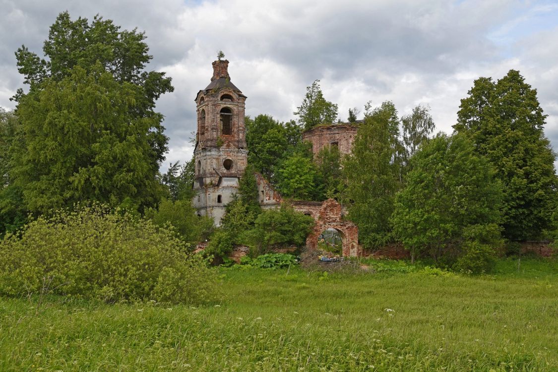 Церковь Успения Пресвятой Богородицы, Щучье (Осташковский городской округ, Тверская область). общий вид в ландшафте, Общий вид с юго-запада