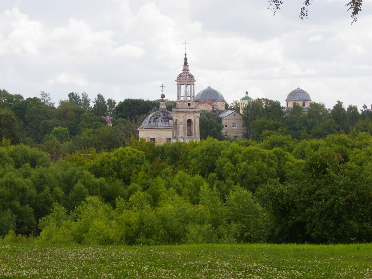 Церковь Климента Папы Римского, Торжок (Торжокский район и г. Торжок, Тверская область). дополнительная информация, На заднем плане Воскресенский монастырь