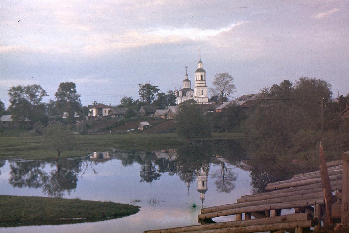 Съемка 1985 г., общий вид в ландшафте. Церковь Троицы Живоначальной, Корляки (Санчурский район, Кировская область)