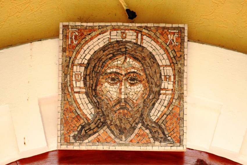 Церковь Михаила Архангела, Мякишево (Александровский район, Владимирская область). архитектурные детали, Мозаика с изображением Спаса над входом в храм