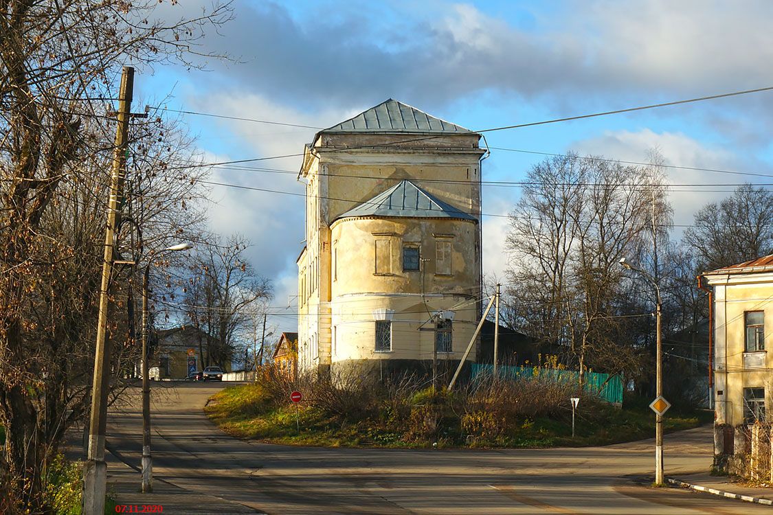 Торжок. Церковь Успения Пресвятой Богородицы. общий вид в ландшафте