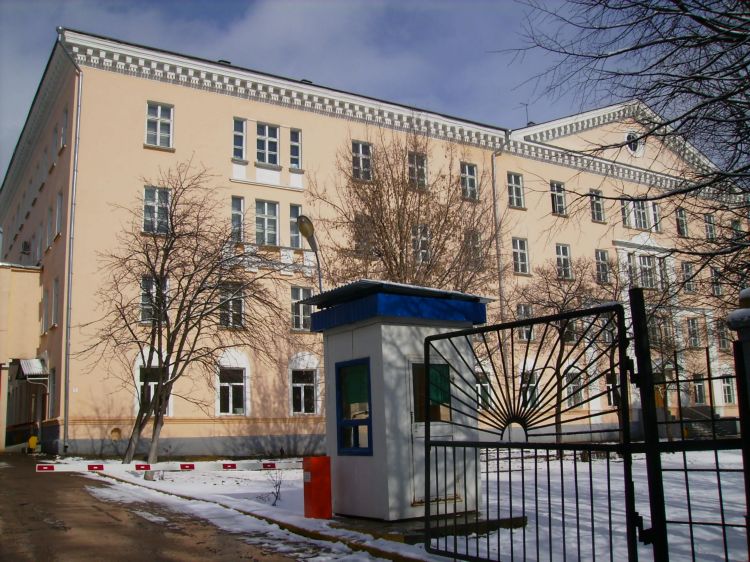 Домовая часовня Лазаря Четверодневного, Калуга (Калуга, город, Калужская область). общий вид в ландшафте, Окно храма  -  4 этаж, второе слева