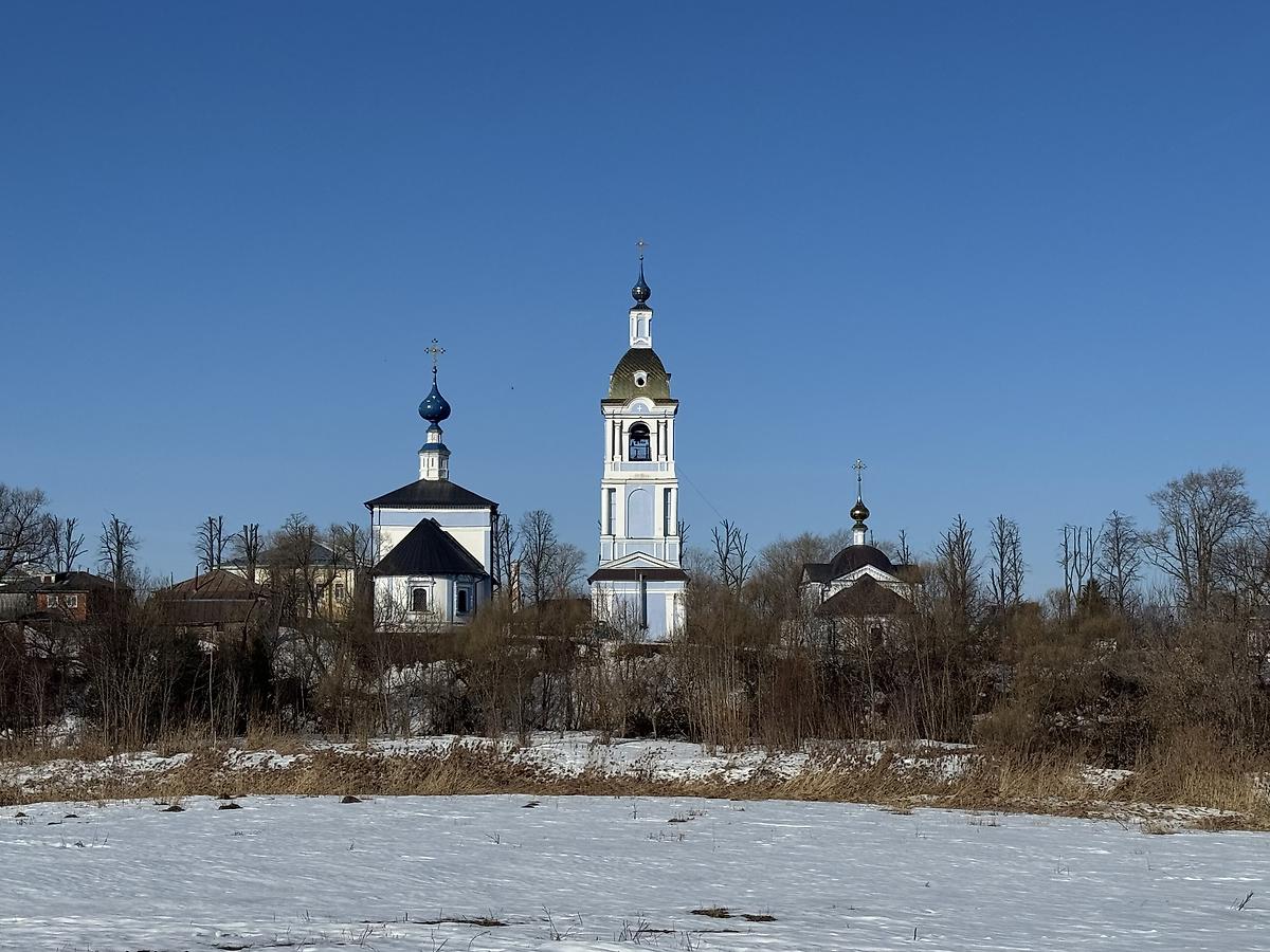 Вид с востока, общий вид в ландшафте. Храмовый комплекс Знаменского прихода, Суздаль (Суздальский район, Владимирская область)