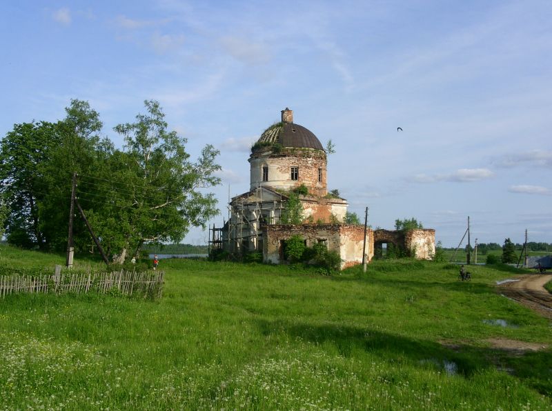 Тубосс. Церковь Николая Чудотворца. общий вид в ландшафте