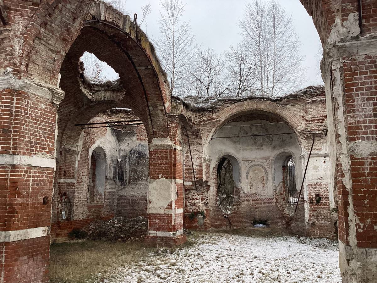 Основной объем, вид на северо-восток, интерьер и убранство. Церковь Рождества Христова в Борзецове (старая), Малино (Ступинский городской округ, Московская область)