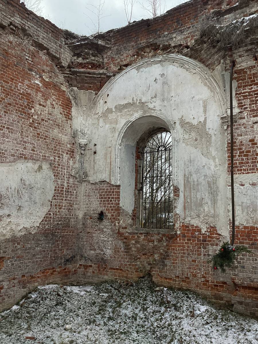 Юго-восточный угол основного объема, фрагменты декора и росписи, интерьер и убранство. Церковь Рождества Христова в Борзецове (старая), Малино (Ступинский городской округ, Московская область)