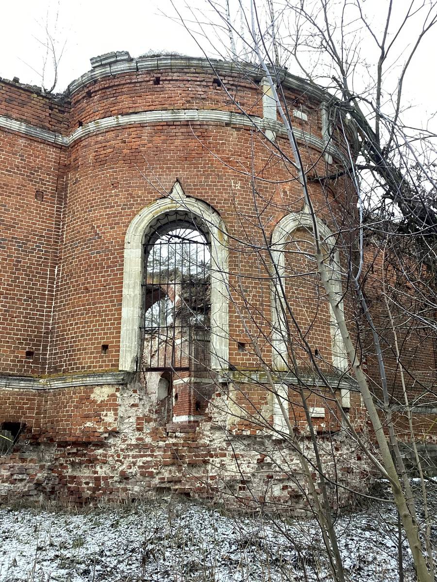 Апсида, архитектурные детали. Церковь Рождества Христова в Борзецове (старая), Малино (Ступинский городской округ, Московская область)